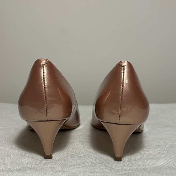 CHAMPAGNE COLOURED WOMEN'S PATENT LEATHER COLE HAAN KITTEN HEELS SIZE 9B - Picture 2 of 5